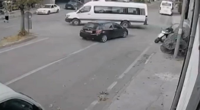 Bursa'da kaza yapmamak için manevra yaptı, kaldırıma çıkarak durabildi