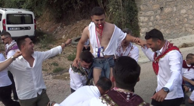 Bursa'da Çin işkencesi gibi damat eğlencesi