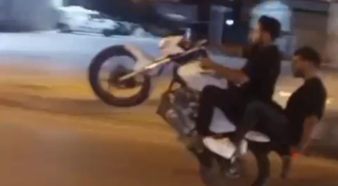 Bursa'da tek teker üzerinde ilerleyen gençlerin tehlikeli yolcuğu kamerada