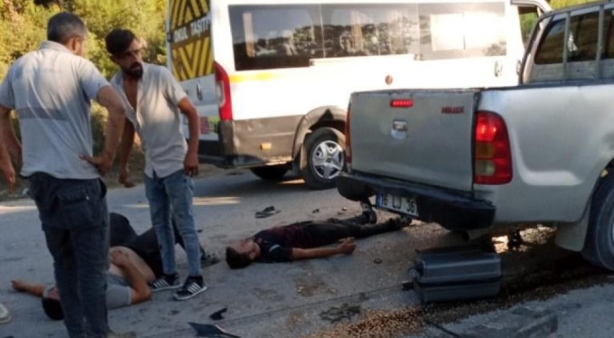 Bursa'da kamyonet ile otomobil kafa kafaya çarptı : 6 yaralı