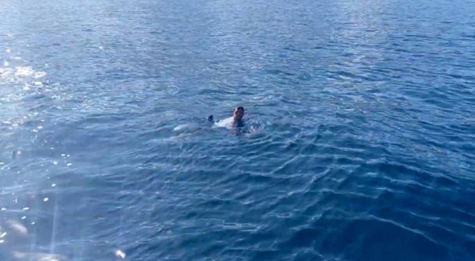 Yüzerek Yunanistan'a geçmeye çalışırken yakalandı