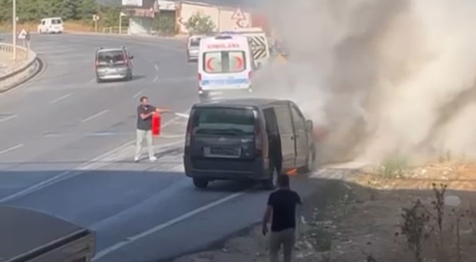 Arıza yapan VİP minibüs alev alev yandı