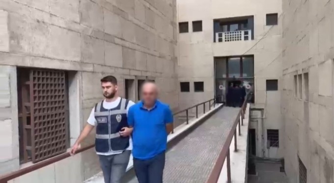 Bursa'da 11 ayrı suçtan 44 yıl kesinleşmiş hapis cezası bulunan şüpheliyi kiralık araç ele verdi