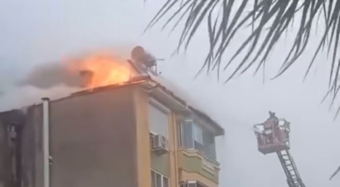 Gemlik'te 4 katlı binanın çatı katında yangın çıktı