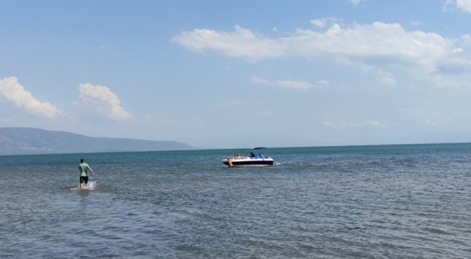 Bursa'da botla göle açılan çocuklar, rüzgarda sürüklenince vatandaşlar tarafından kurtarıldı