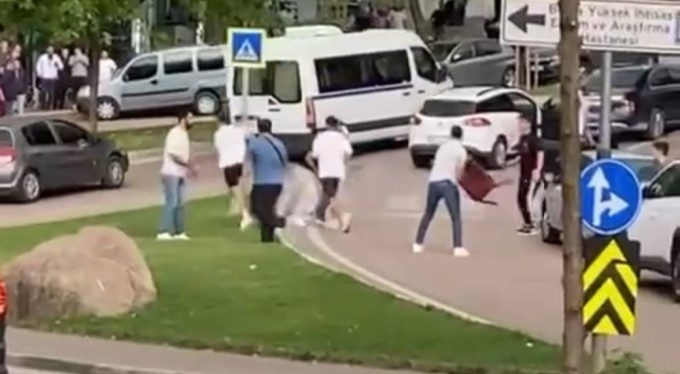 Sandalyeler, tekmeler havada uçuştu! Bursa'da meydan muharebesini aratmayan kavga kamerada