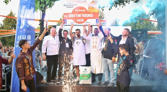 Bursa'da 10 dakikada 15 metre börek yedi, altınları kazandı