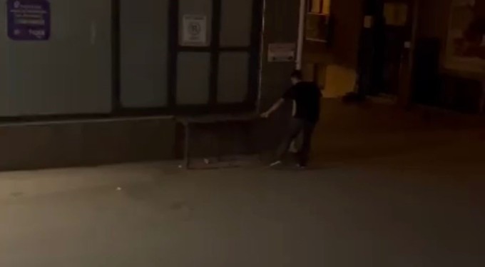 Bursa'da dakikalarca duvarı tekmeledi, kimse anlam veremedi