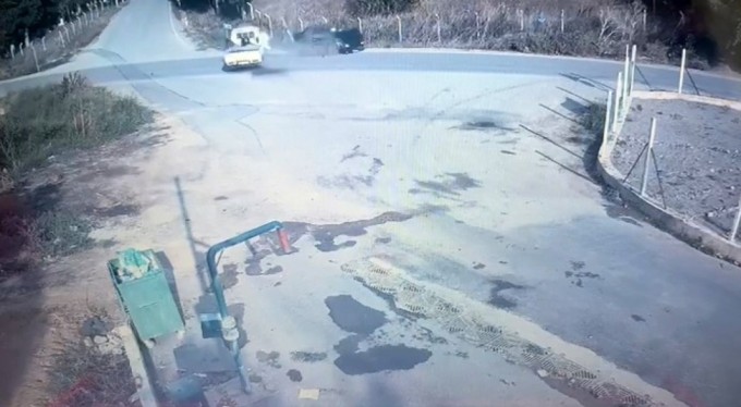 Yan yoldan çıkan kamyonet ana yoldan geçen otomobille çarpıştı: 2 yaralı