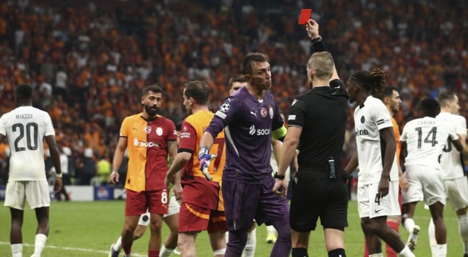 UEFA, Fernando Muslera'ya 3 maç men cezası verdi