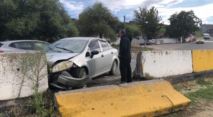Yardıma diye geldikleri kazazedenin telefonunu çaldılar