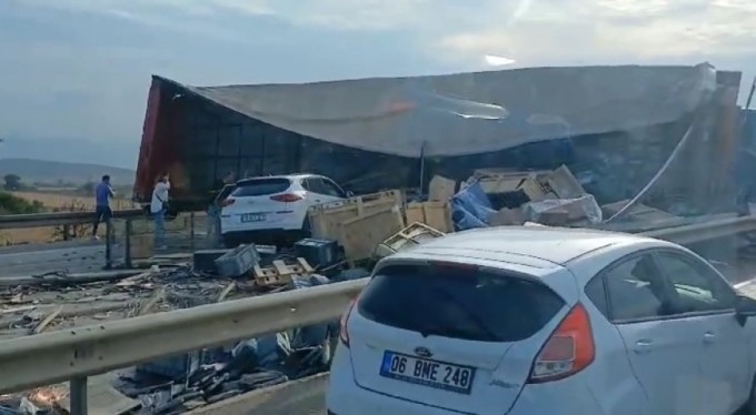 Bursa'da kaza yapan tırdan yola saçılan malzemeler yolu kapattı
