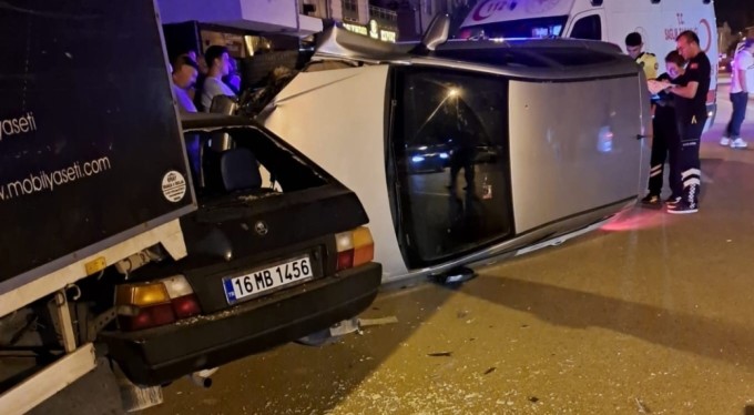 Kontrolden çıktı, park halindeki otomobillere çarptı: 2 yaralı