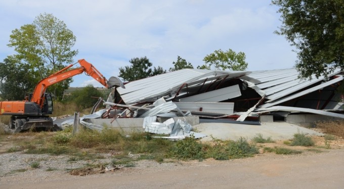 Kırsal mahallelerdeki 3 kaçak yapı yıkıldı