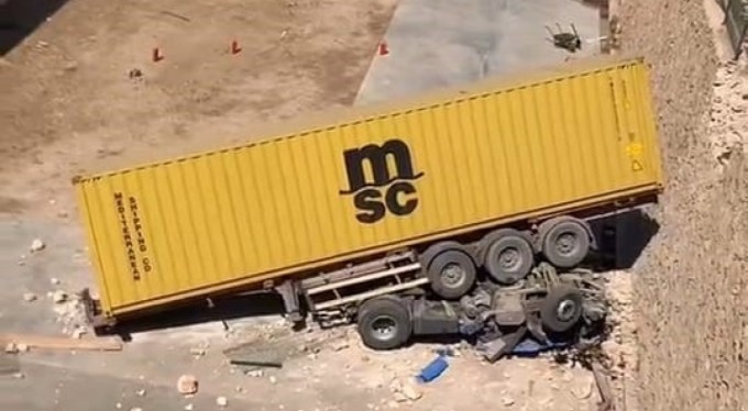 Bursa'da freni boşalan tır mobilya fabrikasının bahçesine uçtu