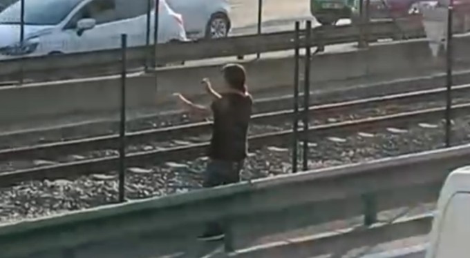 Bursa'da metro tellerinde yürüyen şahıs alarmı