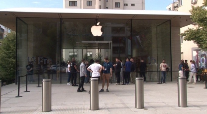 iPhone 16 alabilmek için metrelerce kuyruk oluşturdular