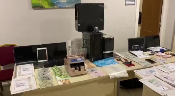 Turizm acentesi altında yabancı uyruklu şahıslara oturma izni çıkartan şüphelilere operasyon: 3 tutuklu