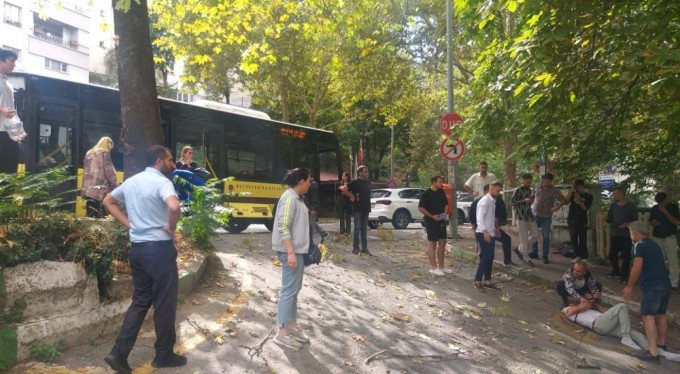 Bursa'da otobüs kazasında can pazarı! Belediye otobüsü ağaca çarptı, yolcu camdan fırladı
