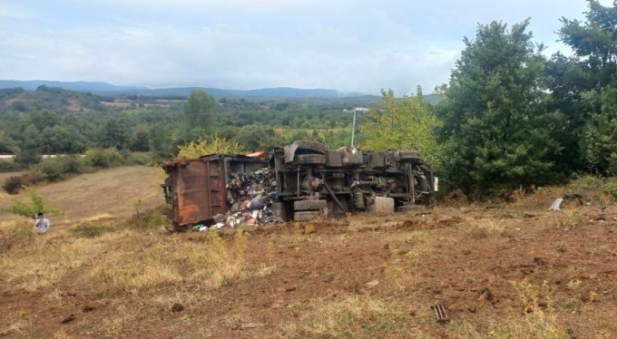 Bursa'da kontrolden çıkan çöp kamyonu şarampole yuvarlandı: 3 kişi yaralandı