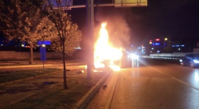 Bursa'da refüje dalan sürücü camdan fırladı, araç alev topuna döndü