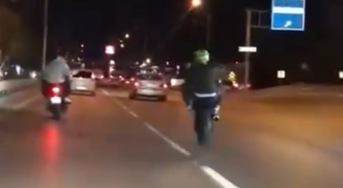 Bursa'da motosiklet sürücülerinin tehlikeli yolculukları kamerada