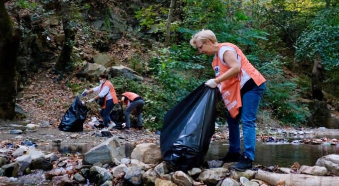 Dünya Temizlik Günü'nde doğada 2 kamyon çöp topladılar