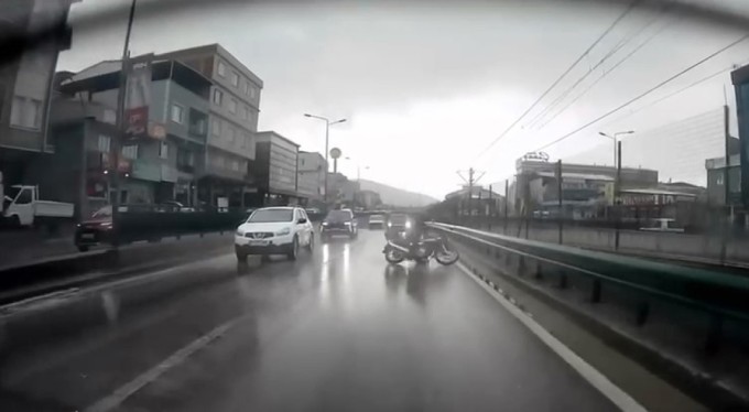 Bursa'da motosiklet sürücüsü kaygan yolda böyle düştü
