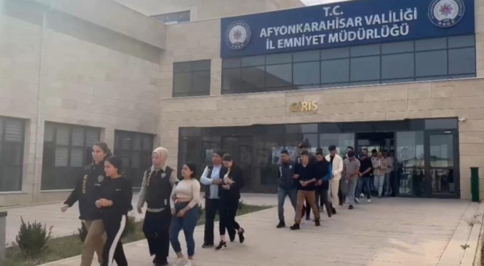 Dijital ortamda 272 kişiyi 17 milyon 500 bin TL dolandıran çeteye polisten darbe