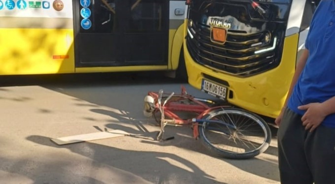 Bursa'da minibüs bisiklete çarptı: 2 yaralı