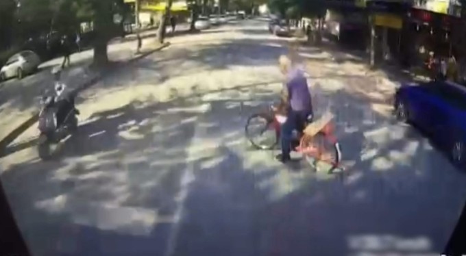 Minibüsün bisikletliye çarptığı anlar kamerada