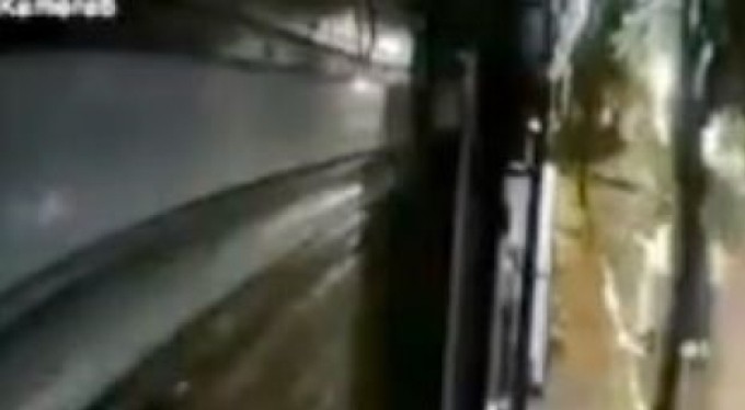 Bursa'da bir garip kaza! Yaya aracın altında kalmaktan son anda kurtuldu