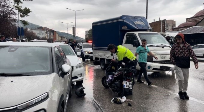 Bursa'da kuryeye çarpmamak için manevra yaptı, önce 4 araca, sonra kuryeye çarptı