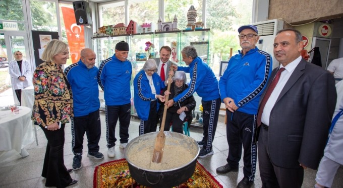 Büyükşehir'den yaşlılara moral günü