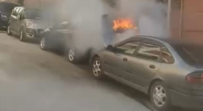 Park halindeki otomobil alevlere teslim oldu