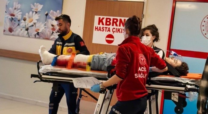 Minibüs ile motosiklet kafa kafaya çarpıştı: 1 yaralı