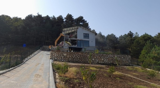 Bursa'da kaçak villa yıkıldı