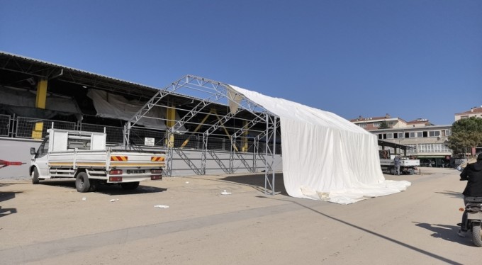 Bursa'da pazar yerine branda kurarken 5 metre yükseklikten düştü, ağır yaralandı