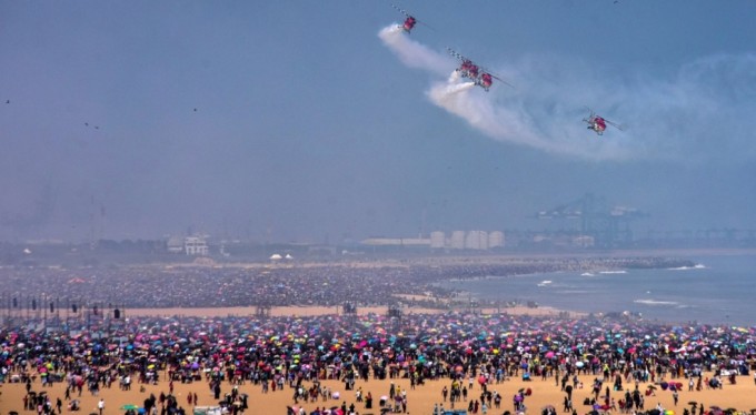 Hindistan'da 1 buçuk milyon kişinin izlediği hava gösterisinde 5 kişi sıcak çapmasından öldü
