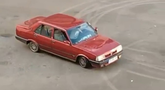 Yol ortasında dakikalarca drift atınca 33 bin lira ceza yedi, 2 ay ehliyetine el konuldu