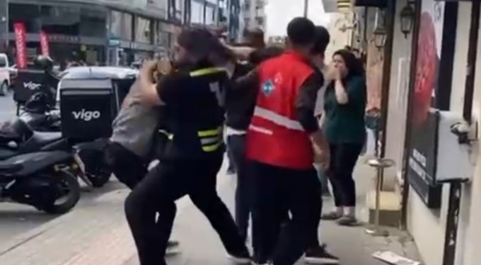 Bursa'da kuryelerin sopalı yumruklu kavgası kamerada
