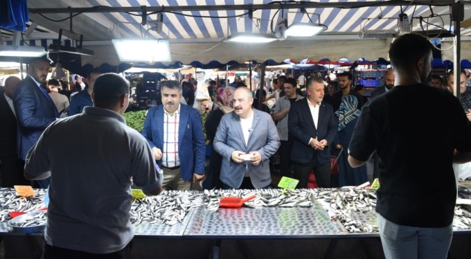 Varank ve Yılmaz pazarcı esnafı ile buluştu