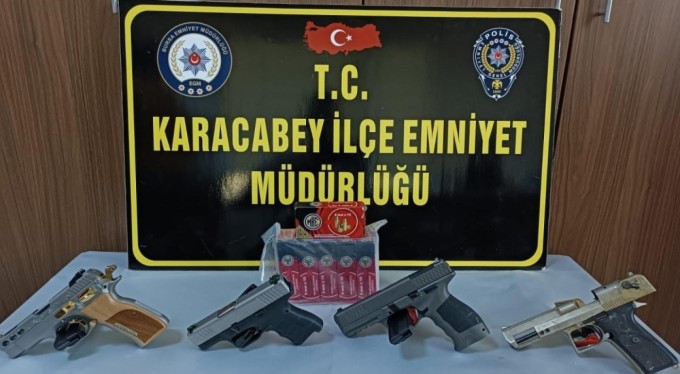 Karacabey'de bir evde 4 adet tabanca ele geçirildi