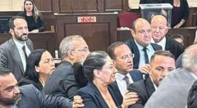 KKTC'de meclis başkanlığı krizi: Milletvekilleri arasında arbede çıktı