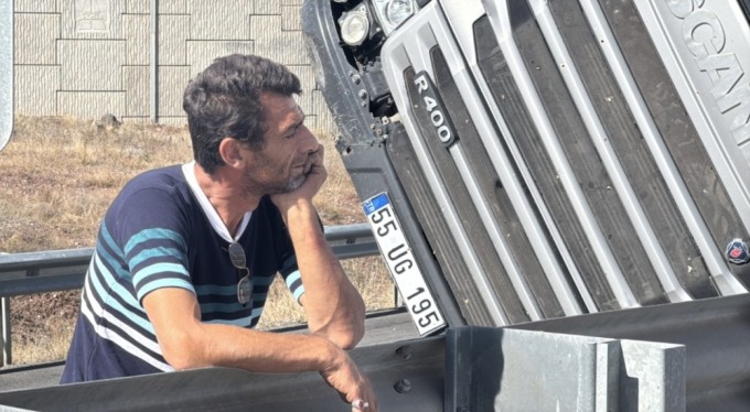 Keskin virajı alamayarak tırı devrildi, sürücünün üzüntüsü görenleri de üzdü