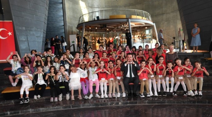 Başkan Aydın Dünya Kız Çocukları Günü'nü pasta keserek kutladı