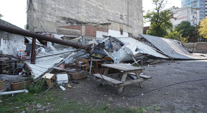 Bursa'da arsa sahibi kiracısının dükkanına ekskavatörle daldı