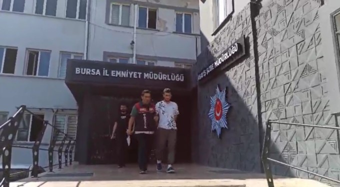 Bursa'da 53 suç kaydı bulunan şüpheliyi çaldığı ayakkabı yakalattı