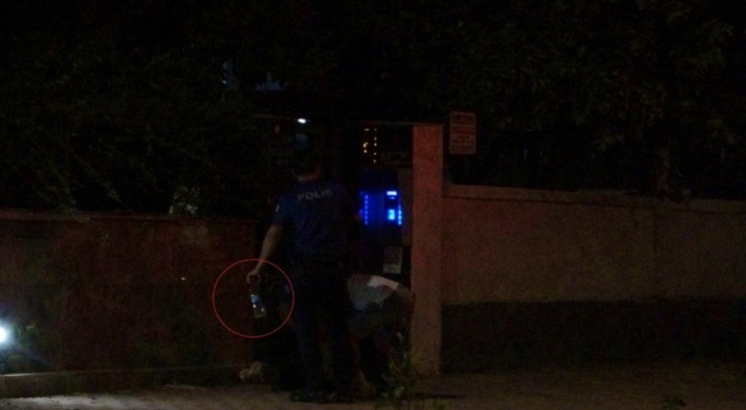 Benzin dolu şişe ile kendisini ve ailesinin içinde bulunduğu evi yakmak istedi