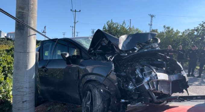 Kontrolden çıkan otomobil direğe çarptı: 4 yaralı